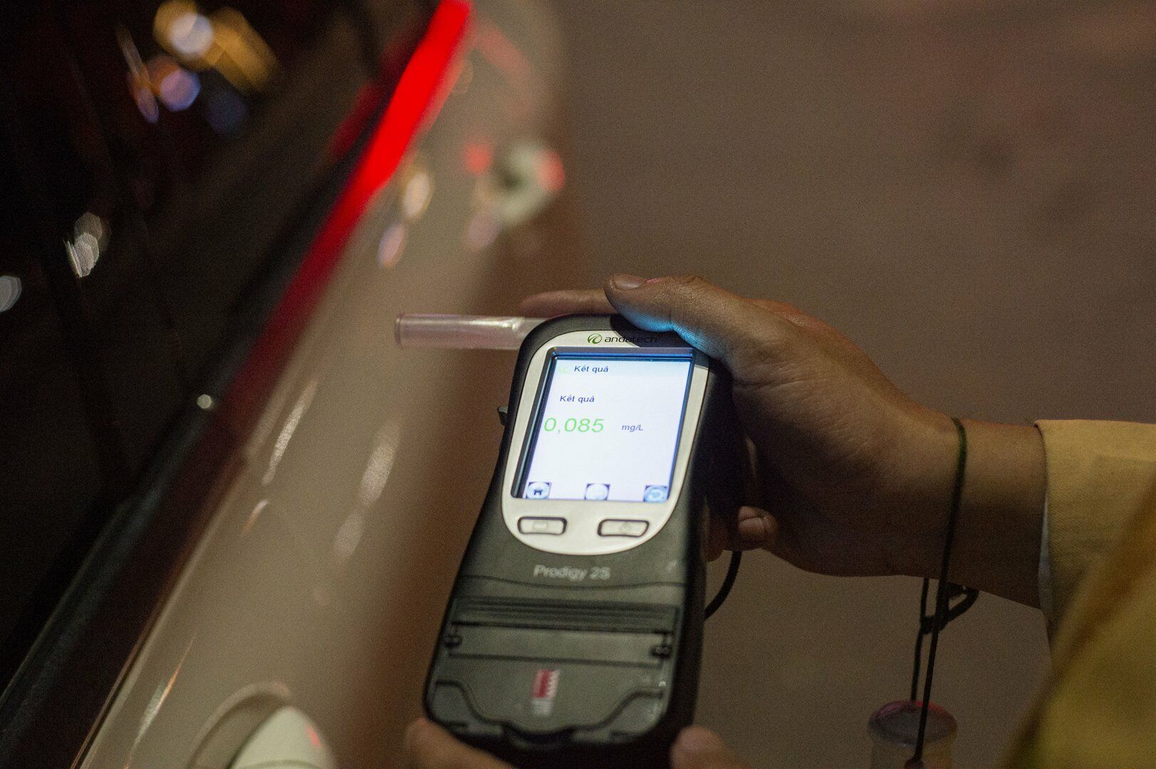 "Uống một cốc bia từ chiều, tôi tưởng mình hết nồng độ cồn trong hơi thở rồi nên mới lái xe ra đường, không ngờ thổi lại vẫn còn", tài xế Đ.S.T phân trần.