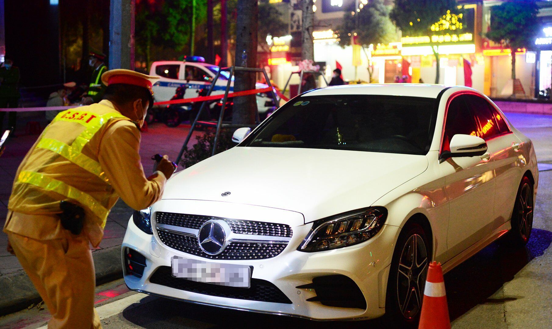 Với mức vi phạm này, anh Đ.S.T. sẽ bị phạt 7 triệu đồng, tước GPLX 11 tháng và tạm giữ phương tiện.