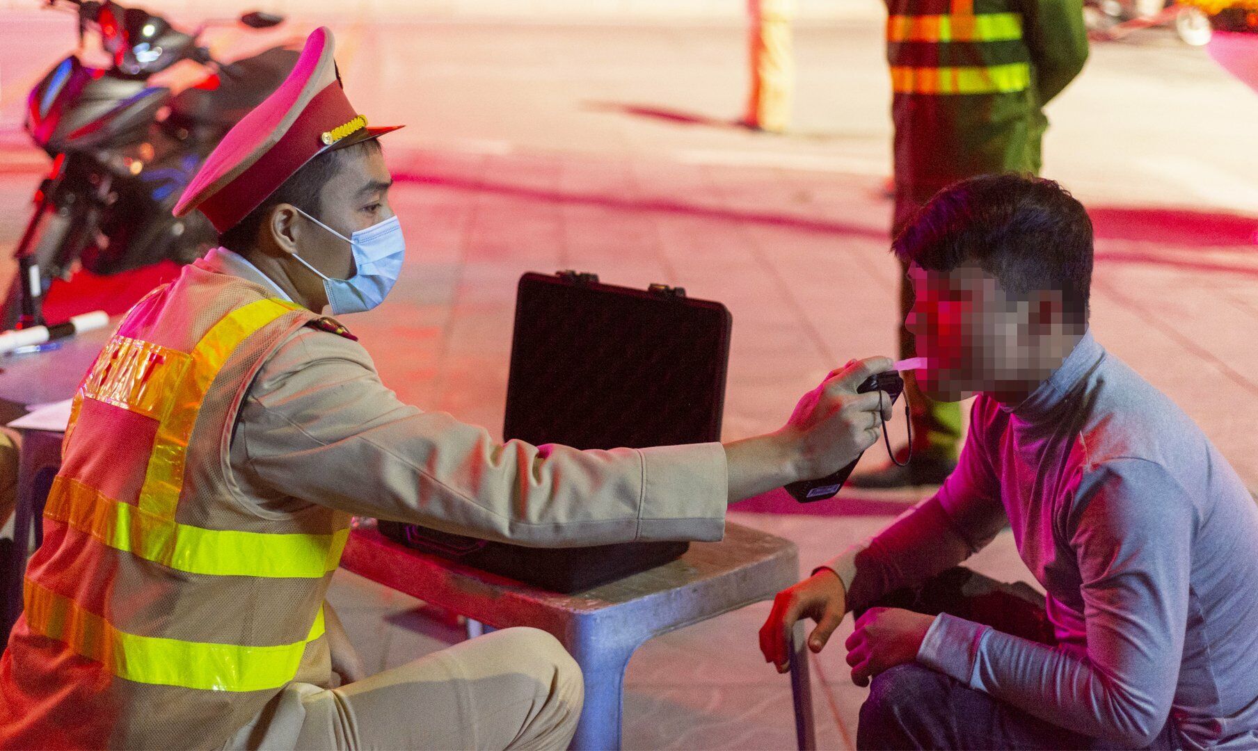 Cũng trong đêm 12/1, Tổ công tác của Đội CSGT - trật tự Công an huyện Đông Anh đã phát hiện nhiều trường người điều khiển xe máy, ô tô khác vi phạm nồng độ cồn. Tất cả những trường hợp này đều xử lý nghiêm theo quy định của pháp luật.