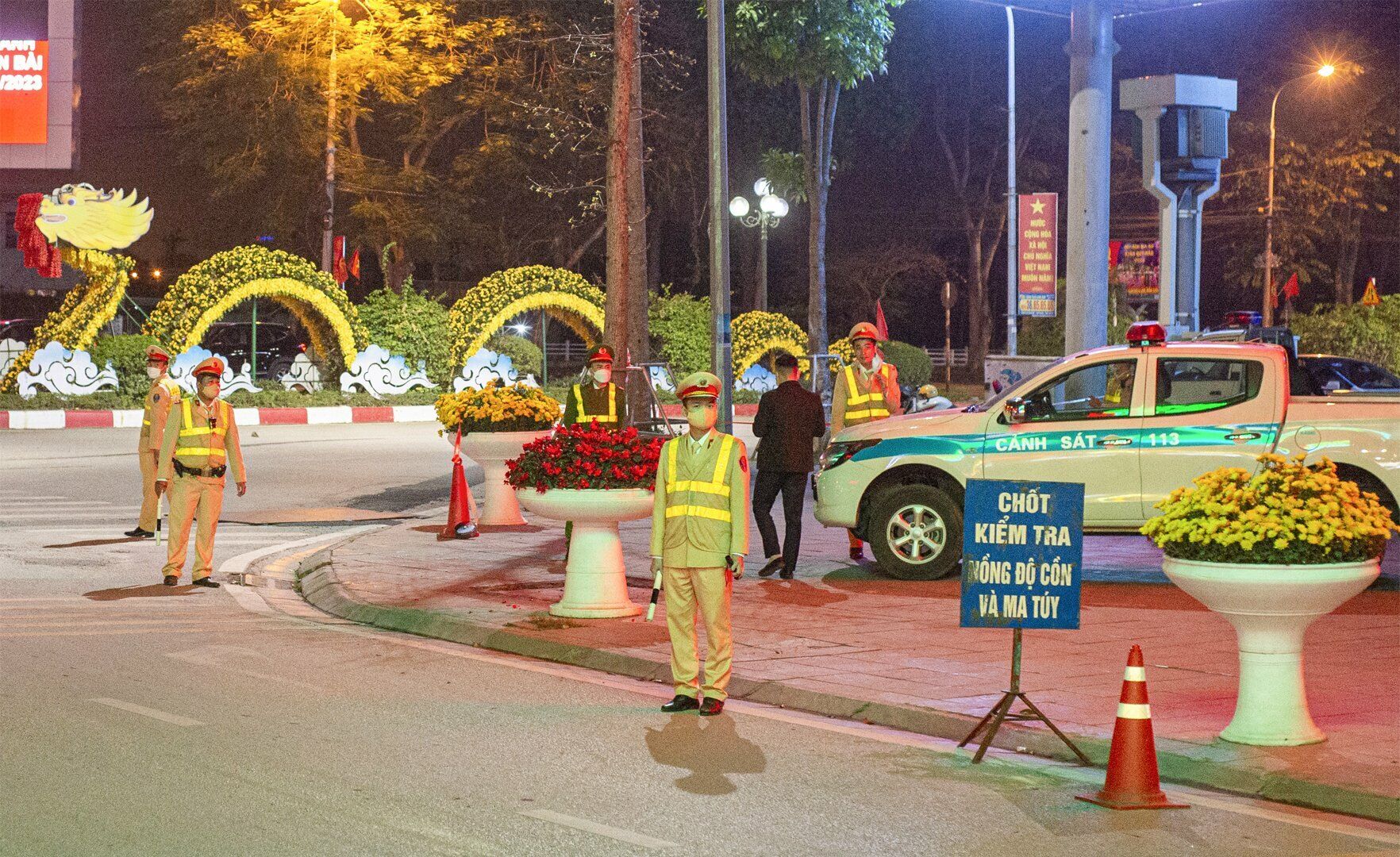 Trung tá Nguyễn Ngọc Hải, Đội trưởng Đội CSGT - trật tự, Công an huyện Đông Anh cho biết, trong quá trình xử lý vi phạm giao thông nói chung và nồng độ cồn nói riêng, cán bộ, chiến sĩ Công an huyện Đông Anh luôn tuân thủ đúng quy định của pháp luật.