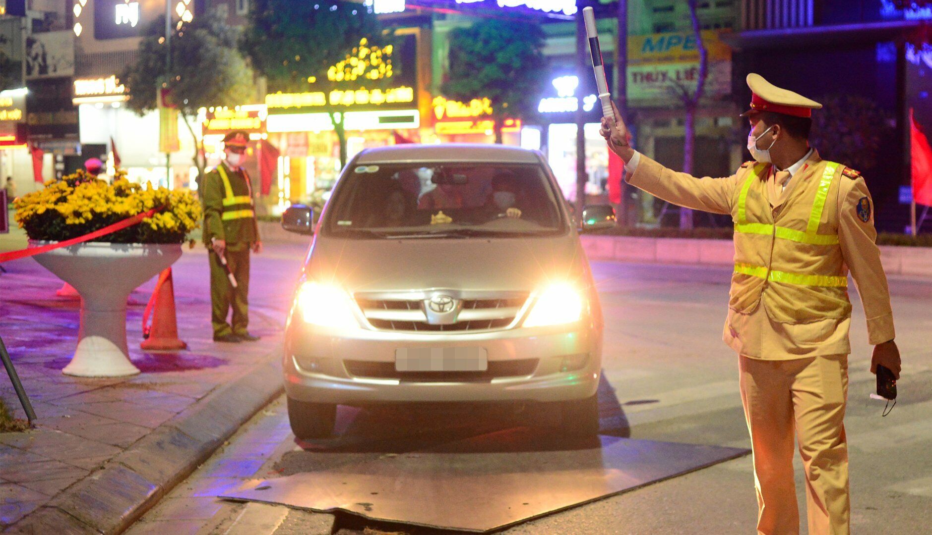 Tối 12/1, chỉ khoảng hơn 1 tiếng ra quân xử lý, Tổ công tác của Đội CSGT - trật tự, Công an huyện Đông Anh (TP Hà Nội) đã phát hiện nhiều tài xế "ma men". Khi biết mình vi phạm, nhiều tài xế đã gợi ý "giải quyết nhanh”, nhưng đều bị lực lượng chức năng từ chối và xử lý theo đúng quy định.