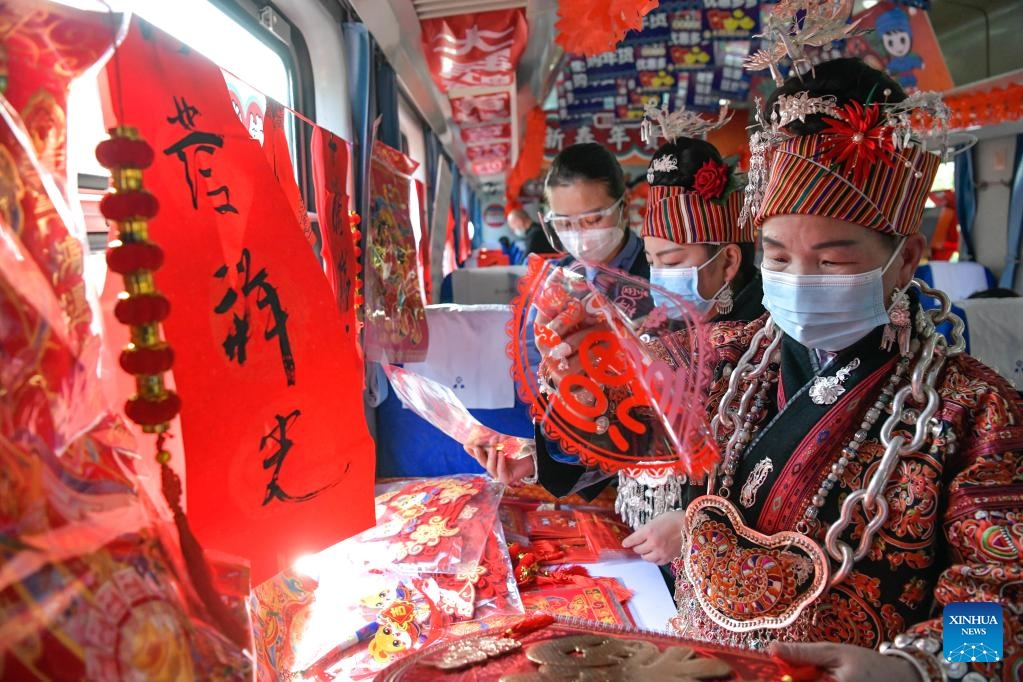 Hành khách lựa chọn đồ trang trí Tết Nguyên đán. Ảnh: Xinhua