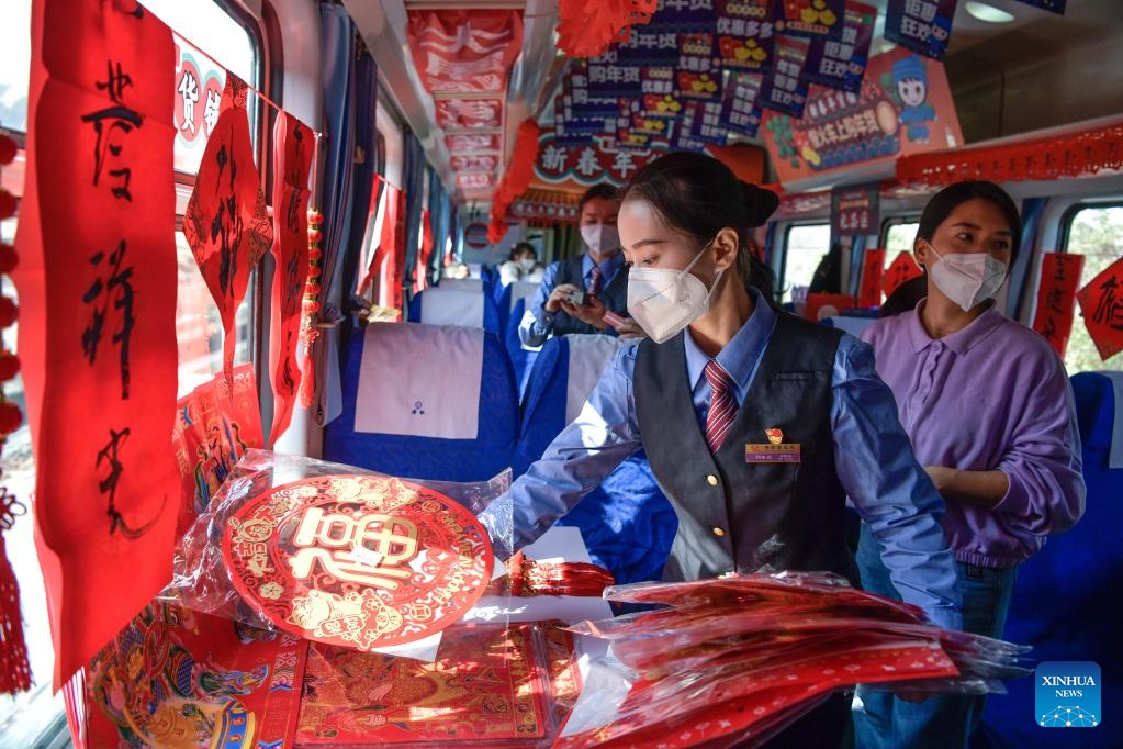 Nhân viên trên tàu sắp xếp một gian hàng bày bán đồ trang trí. Ảnh: Xinhua