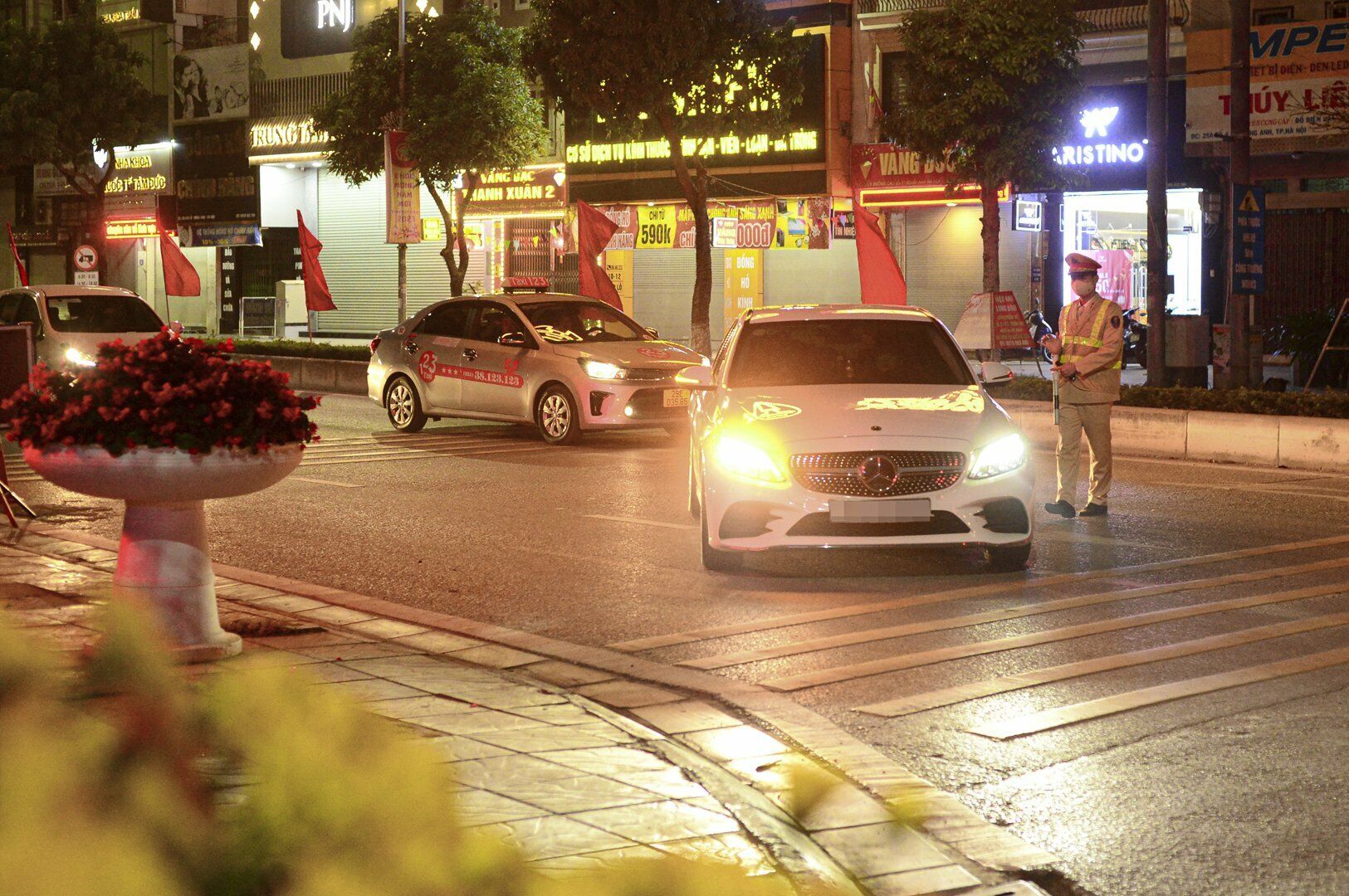 Khoảng gần 21h, Tổ công tác dừng chiếc xe sang Mercedes BKS 30H-141.XX do anh Đ.S.T. điều khiển và tiến hành đo nồng độ cồn.