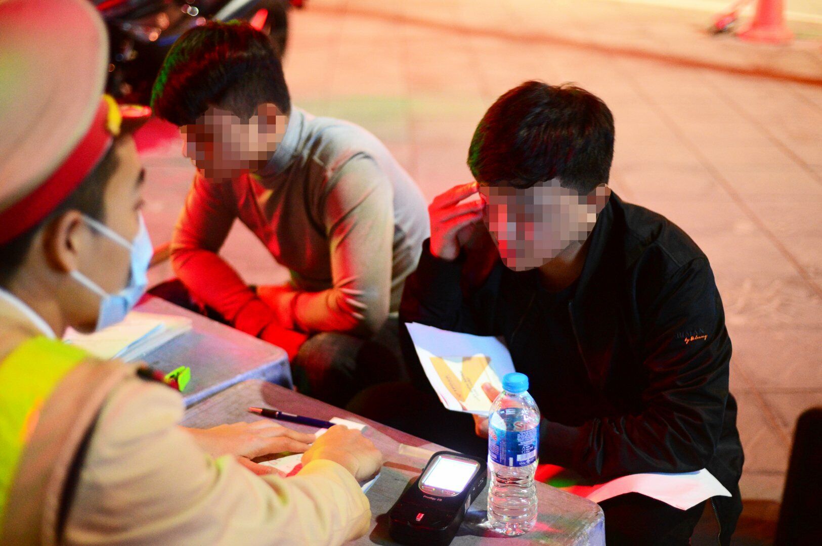 Lý giải về việc mình có nồng độ cồn trong hơi thở, anh Đ.S.T. cho biết, khoảng 16h chiều anh đã uống 1 cốc bia.