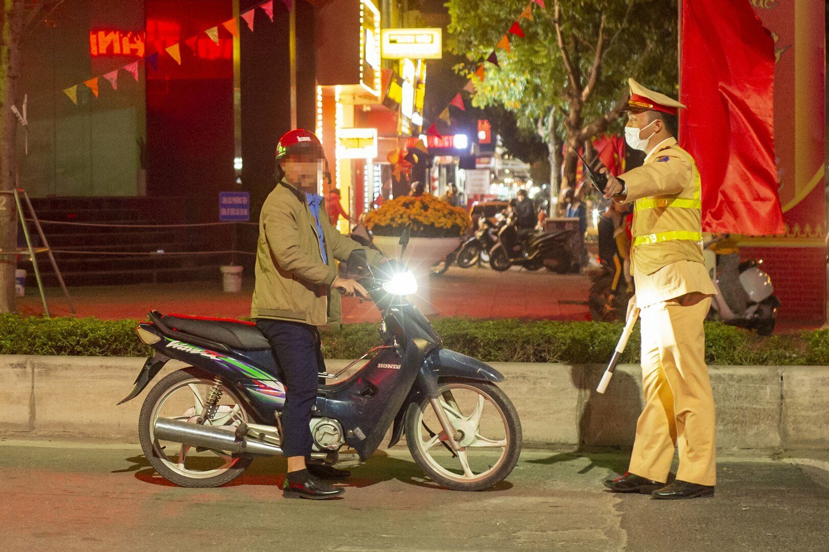 Khoảng 20h20, tại ngã tư đường Cao Lỗ - Quốc lộ 3 (thị trấn Đông Anh), Tổ công tác phát hiện người đàn ông điều khiển xe máy BKS 29P7-92.XX có biểu hiện nghi vấn nên đã dừng xe để kiểm tra.