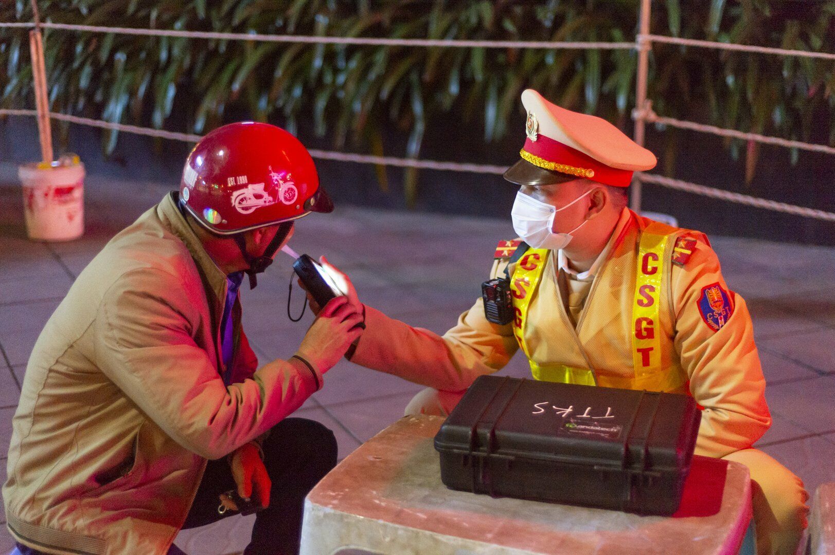 Khi Tổ công tác chuẩn bị đo nồng độ cồn thì tài xế này đã thừa nhận mình có uống rượu và xin “xử lý nhanh”. Tuy nhiên, lực lượng chức năng đã ngay lập tức từ chối và tiến hành đo nồng độ cồn. Kết quả, tài xế xe máy BKS 29P7-92.XX vi phạm mức 0,778 miligam/lít khí thở (cao gần gấp đôi mức phạt kịch khung theo Nghị định 100 là 0,4 miligam/lít khí thở).