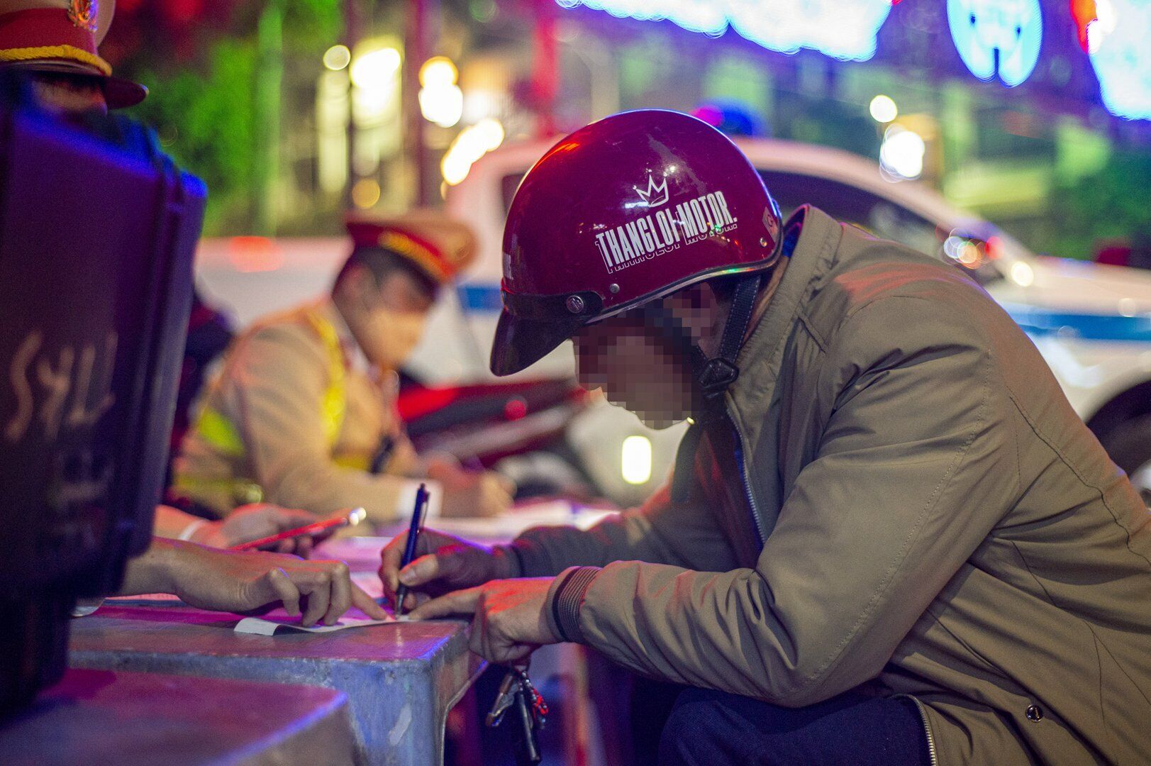 Thế nhưng, khi Tổ công tác yêu cầu tài xế xe máy BKS 29P7-92.XX ký vào biên bản thì người này không hợp tác mà vẫn đề nghị được "tạo điều kiện" để tiếp tục đi xe đến chỗ làm.