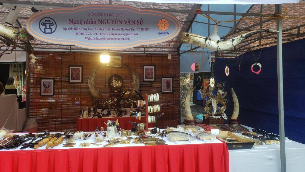 Một gian hàng bán thủ công mỹ nghệ tại phố bích họa Phùng Hưng.