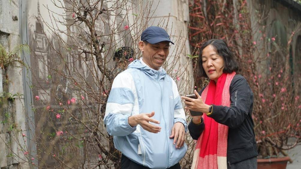 Cành đào và cây mai cũng được bày bán tại phố bích họa Phùng Hưng.