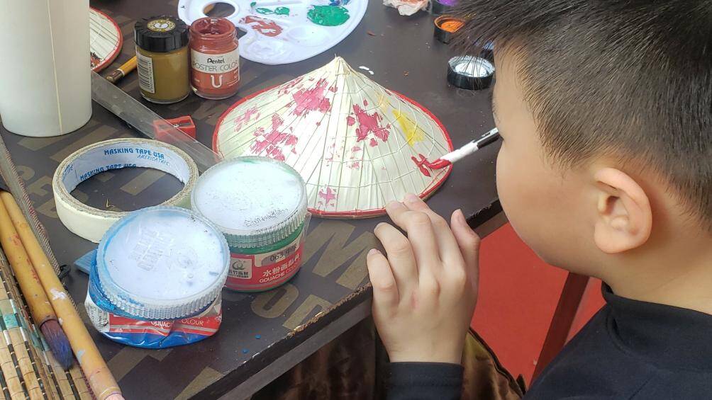 Chị Hương, người bán hàng ở khu phố bích họa cho hay: "Từ khi những bức tranh được khôi phục thì lượng du khách trong và ngoài nước về đây đông hẳn. Nhất là dịp Tết năm nay, có rất nhiều người đến chụp ảnh để lưu lại kỷ niệm với những bức tranh ấn tượng và đậm hơi thở Hà Nội ở đây".