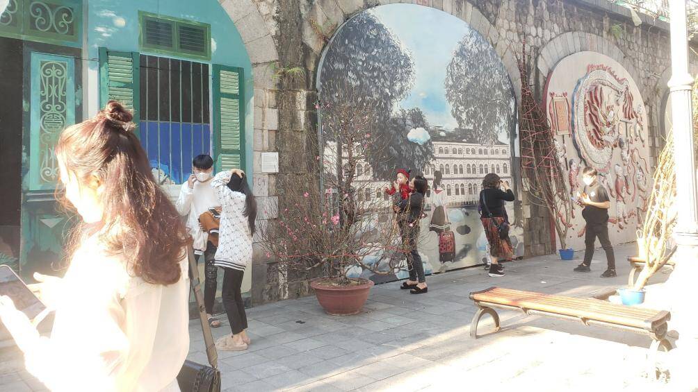 Sau 4 năm đưa vào khai thác sử dụng từ tháng 2/2018, một số tranh ở phố bích họa Phùng Hưng đã bị xuống cấp, hư hỏng, phai màu gây nuối tiếc cho người dân, du khách. Đoạn đường dài 200m, từng là địa điểm hút khách check-in ở phố cổ Hà Nội, dần bị lãng quên. Trước tình trạng đó, địa phương đã có kế hoạch trùng tu, cải tạo phố bích họa trước thềm Tết Nguyên đán Quý Mão.