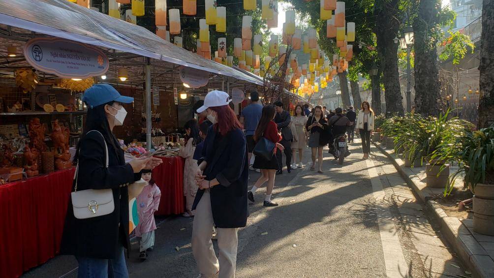 Càng về chiều, lượng người về khu phố bích họa Phùng Hưng càng gia tăng.