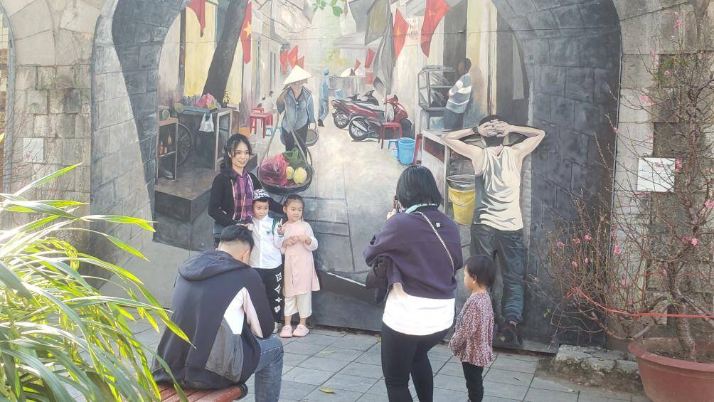 Khách đến với phố bích họa Phùng Hưng đa dạng độ tuổi, từ trẻ em, nam nữ thanh niên cho đến những người có tuổi.