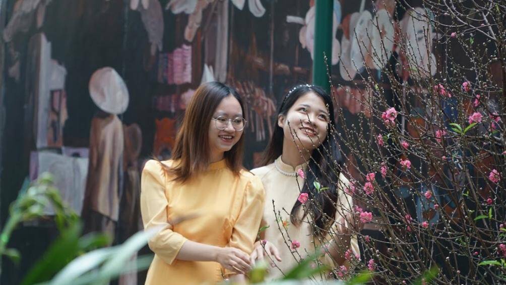 "Chúng mình chọn khu phố bích họa để chụp ảnh do tranh được vẽ rất đẹp, đa dạng về màu sắc và đường phố cũng được trang hoàng mang đậm văn hóa Hà Nội và ngập không khí Tết", một nhóm các cô gái chia sẻ.