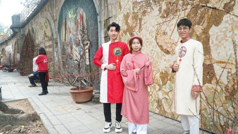 Theo ghi nhận của PV Báo Giao thông, sau khi phố bích họa Phùng Hưng quận Hoàn Kiếm (Hà Nội) được khôi phục, nhiều người đã tới đây để tham quan, chụp ảnh.