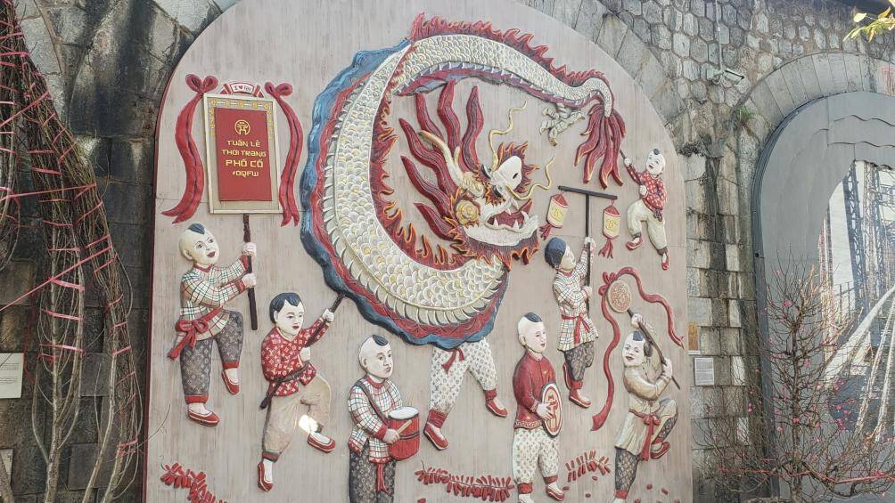 Những bức họa tại đây được khắc phục, sửa chữa từ ngày 12/12 do Ban quản lý hồ Hoàn Kiếm và phố cổ Hà Nội phối hợp với nhóm họa sĩ tiến hành. Trung bình mỗi một bức tranh chỉnh trang lại cũng phải mất 2 - 3 ngày. Các tác phẩm được chỉnh trang vẫn giữ y nguyên đường nét, màu sắc ban đầu.