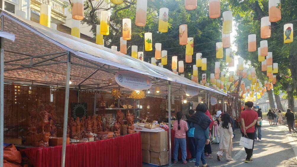 Những gian hàng bán quần áo, tranh vẽ, đồ dùng, tượng,... cũng xuất hiện tại khu phố bích họa Phùng Hưng dịp gần Tết.