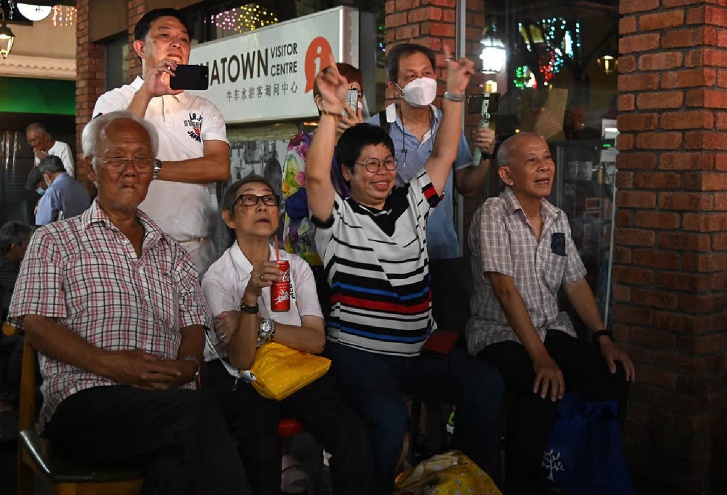Năm nay, nhờ tình hình dịch bệnh cải thiện, Singapore đã có thể khôi phục tất cả hoạt động đón năm mới truyền thống bao gồm các màn trình diễn trên sân khấu hàng tuần, lễ hội đếm ngược chào đón thời khắc bước sang năm mới và đặc biệt là sự trở lại của hội chợ tết - sự kiện thường niên buộc phải tạm dừng trong 2 năm qua do ảnh hưởng của dịch Covid-19. Ảnh: Straits Times