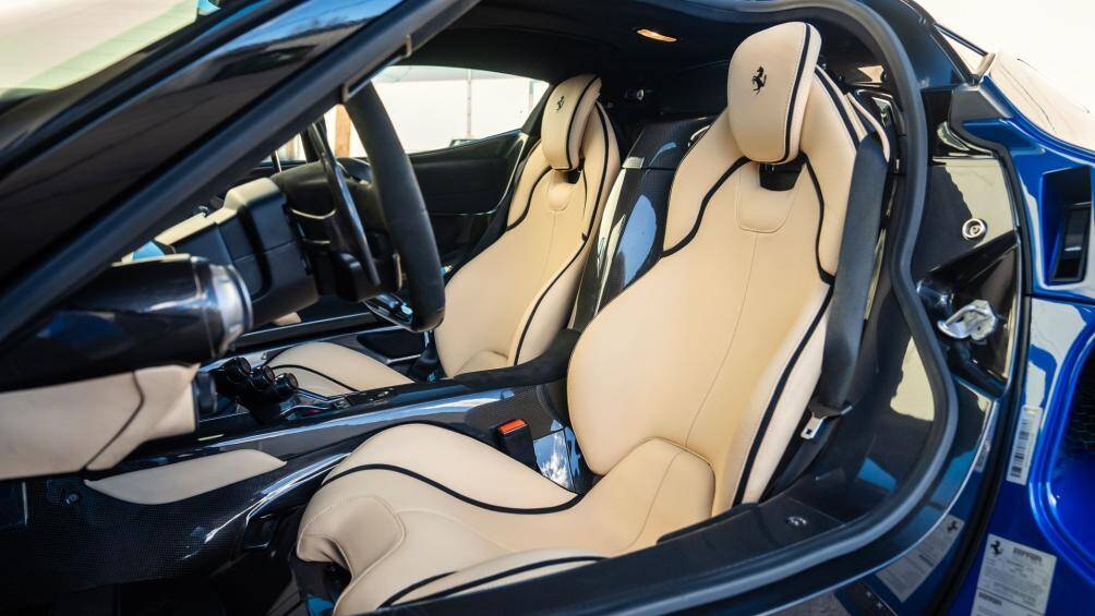Đây là chiếc LaFerrari độc nhất thế giới được phối màu ngoại thất xanh Blu Elettrico kết hợp cùng màu nội thất Crema