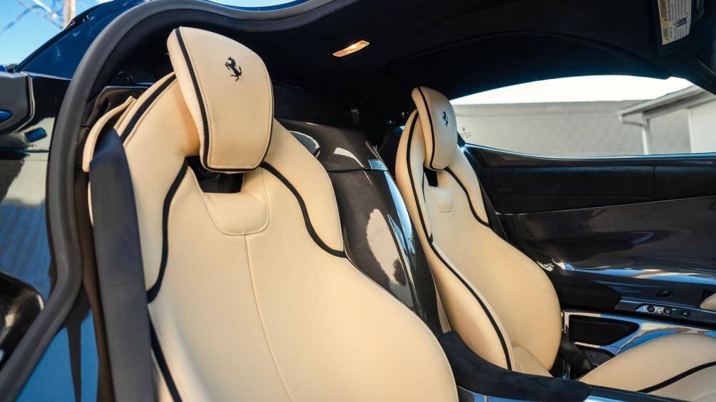 Với ODO chỉ dừng ở mức 5.127 km, chiếc LaFerrari độc nhất thế giới này được dự đoán có giá bán từ 4 triệu USD đến 4,5 triệu USD