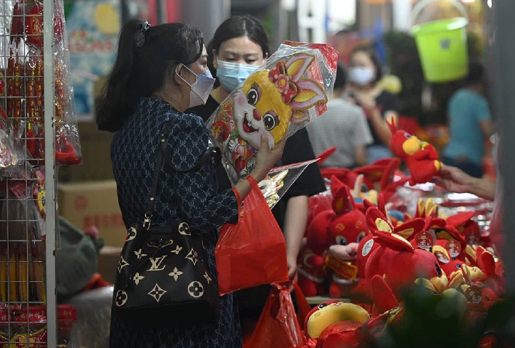 Ước tính lượng người dân, du khách đổ về khu phố Chinatown dịp Tết Nguyên đán năm nay sẽ đông hơn 2 năm trước, ban quản lý lễ hội đã khuyến cáo người dân ghé thăm khu phố vào thời điểm sớm hơn vào ban ngày, tránh các dịp cuối tuần. Ảnh: Straits Times