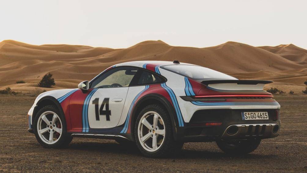 Điểm nổi bật trên 911 Dakar là khoảng sáng gầm cao hơn 50 mm so với dòng 911 Carrera trang bị hệ thống treo thể thao