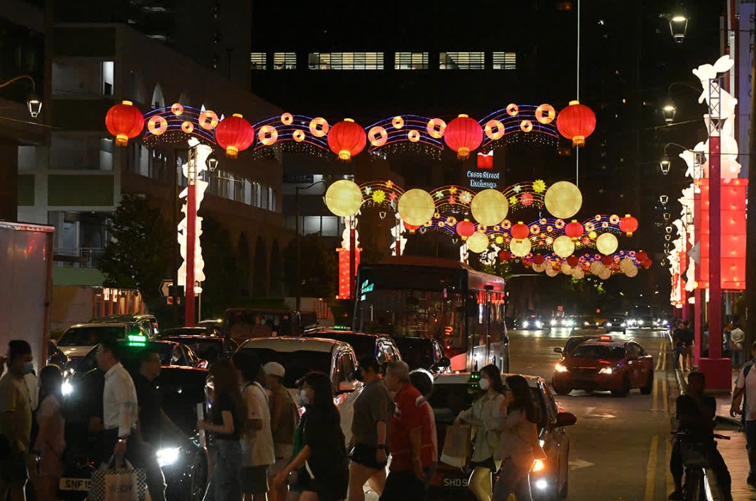 Tết Nguyên đán đến gần, khu Chinatown tại Singapore ngập tràn sắc màu rực rỡ. Mới đây, lễ hội Tết Nguyên đán Chinatown 2023 do Ủy ban Lễ hội Chinatown và Tổng cục Du lịch Singapore phối hợp tổ chức. Ảnh: Straits Times