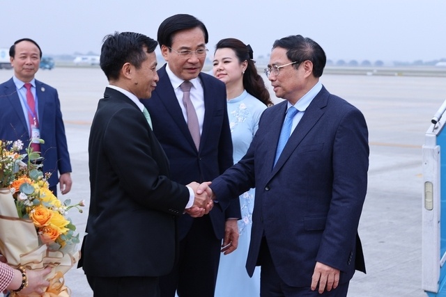 Chiều 12/1, Thủ tướng Phạm Minh Ch&iacute;nh v&agrave; Đo&agrave;n đại biểu cấp cao Việt Nam đ&atilde; về tới H&agrave; Nội, kết th&uacute;c tốt đẹp chuyến c&ocirc;ng t&aacute;c thăm ch&iacute;nh thức CHDCND L&agrave;o v&agrave; đồng chủ tr&igrave; kỳ họp lần thứ 45 Ủy ban li&ecirc;n Ch&iacute;nh phủ về hợp t&aacute;c song phương Việt Nam-L&agrave;o từ ng&agrave;y 11-12/1. , với những kết quả như tr&ecirc;n, chuyến thăm ch&iacute;nh thức L&agrave;o v&agrave; đồng chủ tr&igrave; Kỳ họp 45 Ủy ban li&ecirc;n ch&iacute;nh phủ Việt Nam-L&agrave;o của Thủ tướng Phạm Minh Ch&iacute;nh v&agrave;o những ng&agrave;y đầu của năm 2023 đ&atilde; th&agrave;nh c&ocirc;ng hết sức tốt đẹp, g&oacute;p phần tạo xung lực mới cho mối quan hệ hợp t&aacute;c đặc biệt Việt Nam-L&agrave;o, v&igrave; lợi &iacute;ch của nh&acirc;n d&acirc;n hai nước, v&igrave; h&ograve;a b&igrave;nh, ổn định v&agrave; ph&aacute;t triển ở khu vực. Ảnh: VGP/Nhật Bắc