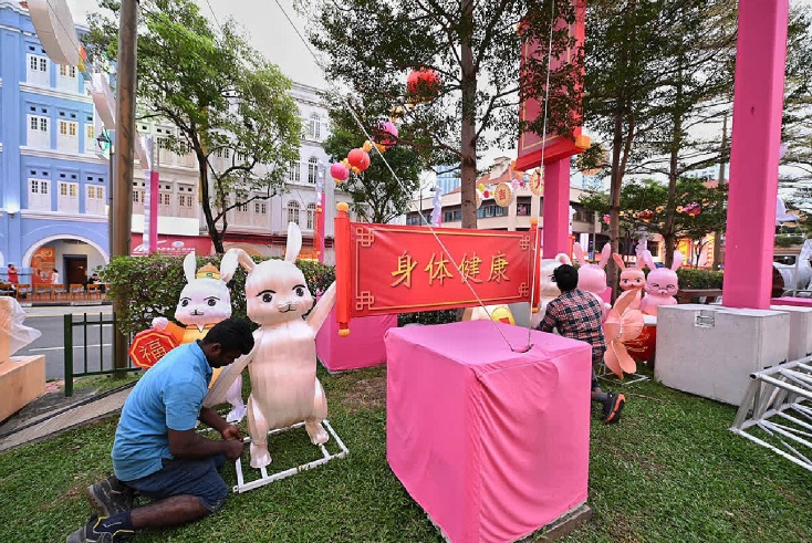 Để có thể bao phủ toàn bộ khu Chinatown trong ánh sáng của những ngọn đèn, tiểu cảnh trang trí là nhờ công sức lao động vất vả hàng tháng trời. Ảnh: Straits Times