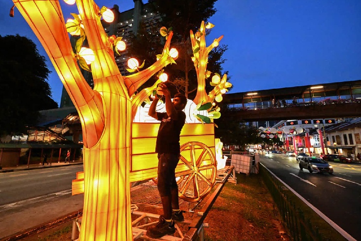 Những tiểu cảnh trang trí khu phố Chinatown trong dịp Tết nguyên đán năm nay do chính nhóm giảng viên, sinh viên của Đại học Công nghệ và Thiết kế Singapore thiết kế. Ảnh: Straits Times