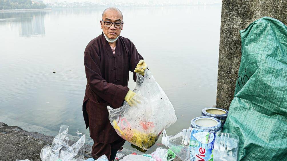 "Năm nay, t&igrave;nh trạng vứt t&uacute;i nilon đ&atilde; giảm đi kh&aacute; nhiều. Tuy nhi&ecirc;n, vẫn c&ograve;n một số người thả tro, b&aacute;t hương xuống hồ g&acirc;y ảnh hưởng đến m&ocirc;i trường nước", thầy Th&iacute;ch Tịnh Gi&aacute;c chia sẻ.