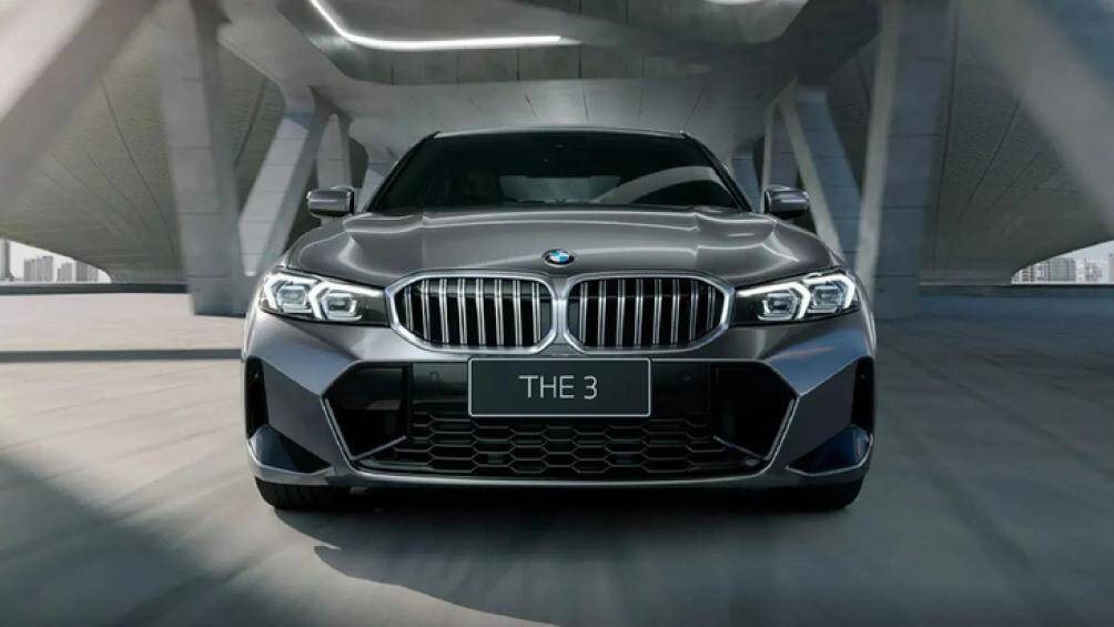 Tản nhiệt được tinh chỉnh lại. Hông xe giữ nguyên 100%, trong khi đuôi xe có thêm ống xả kép