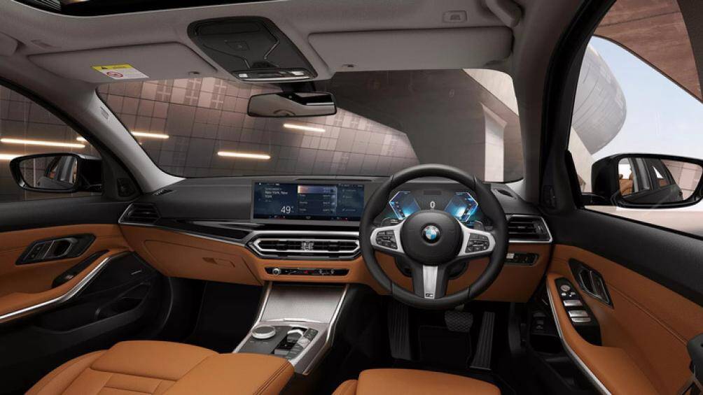 Bên trong là khoang lái kỹ thuật số BMW Curved Display kết hợp bảng đồng hồ 12,3 inch với màn hình trung tâm 14,8 inch nằm chung khung kính cong