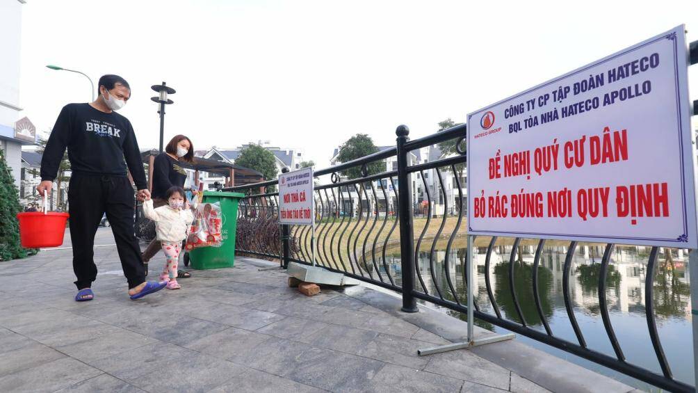 Tại một khu chung cư trên địa bàn quận Nam Từ Liêm (Hà Nội) đã lắp đặt một chiếc "máng trượt" giúp người dân dễ dàng thả cá chép qua hàng rào mà không cần phải xuống tận mép hồ.
Chiếc "máng trượt" được làm bằng tôn, dài hơn 4m. Phía miệng máng trượt được thiết kế rộng hơn để dễ dàng thả cá.