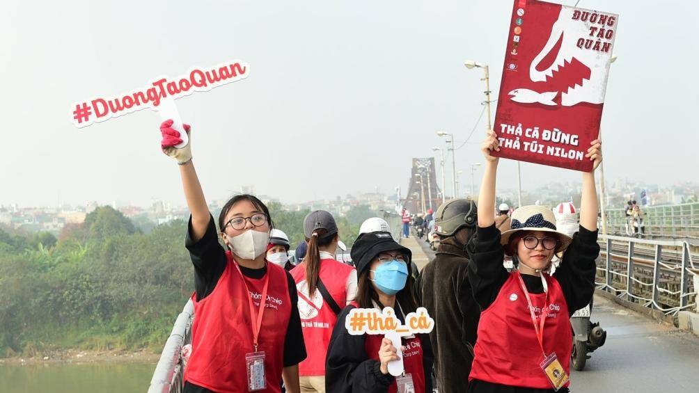 Tại khu vực cầu Long Biên, PV ghi nhận sự nhiệt tình giúp đỡ người dân thả cá, tuyên truyền thông điệp bảo vệ môi trường của những tình nguyện viên.