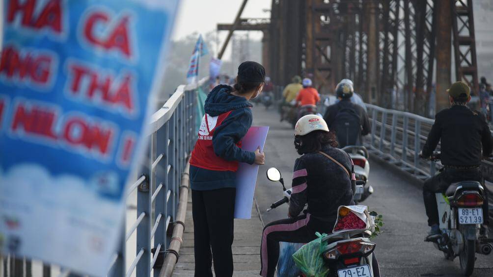 Ngoài ra, những tình nguyện viên này còn thu gom nilon, hỗ trợ người dân rải tro để bảo vệ môi trường.