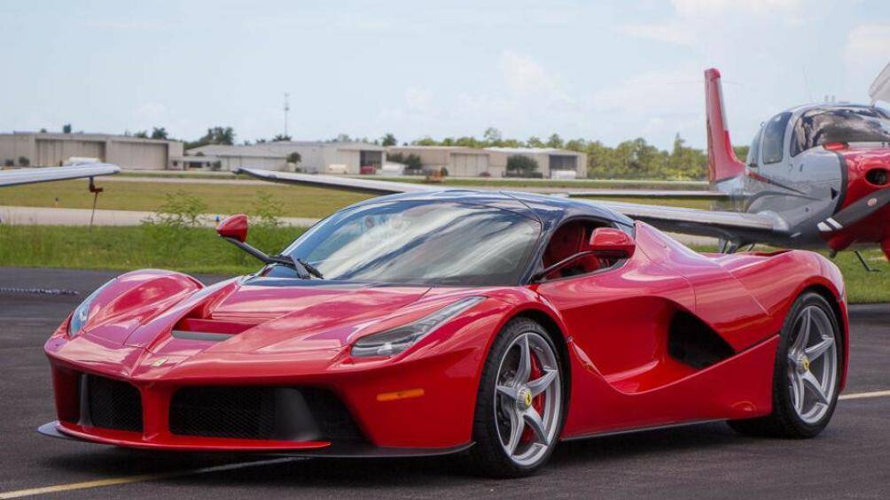 1. Ferrari LaFerrari: tăng tốc 0-100 km/h trong 2,4 giây