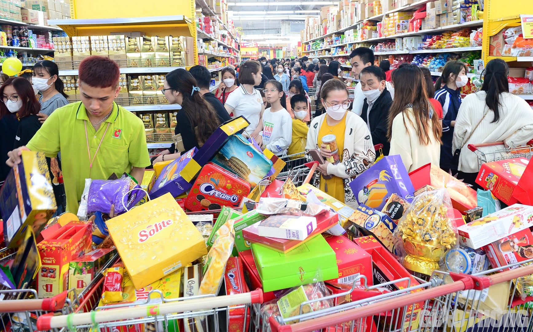 Mặc dù hình thức mua sắm online hiện nay khá phổ biến nhưng nhiều người vẫn lựa chọn đến trực tiếp siêu thị để tận tay lựa chọn từng mặt hàng.