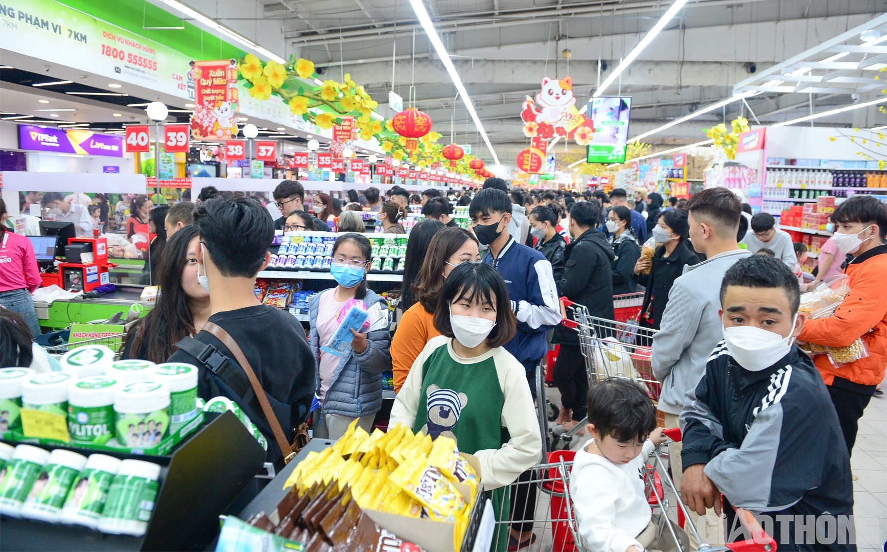 Những ngày giáp Tết Nguyên đán Quý Mão 2023, các siêu thị lớn trên địa bàn Hà Nội nhộn nhịp người dân tới mua sắm.