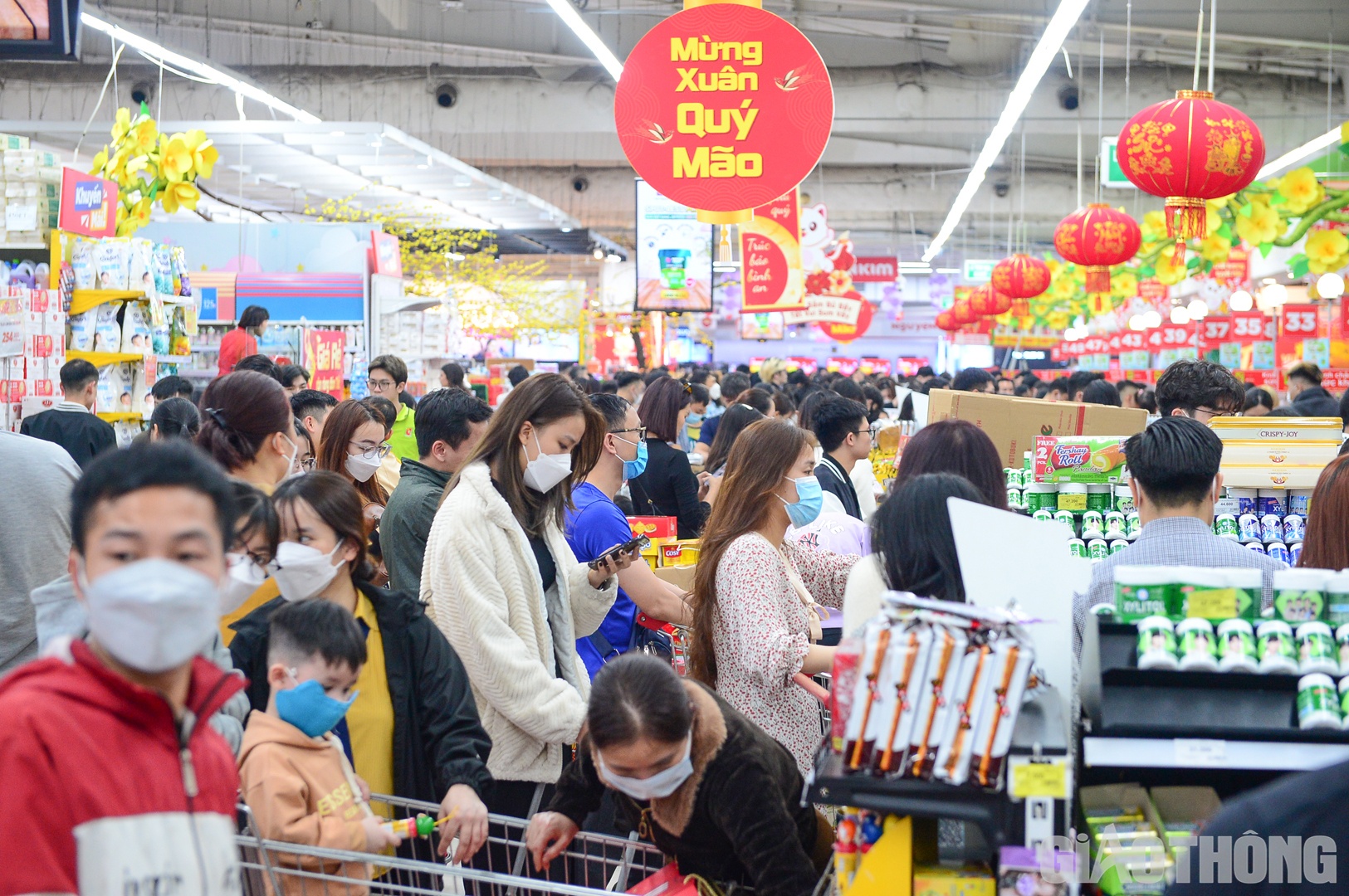 Có thời điểm, người dân phải xếp hàng chờ tới lượt thanh toán.