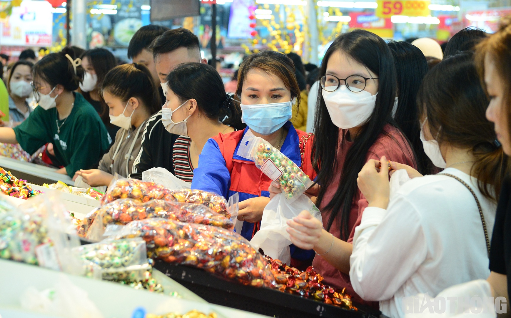 Trong đó, tập trung người mua đông hơn cả là khu vực bán bánh, kẹo, thạch Tết.