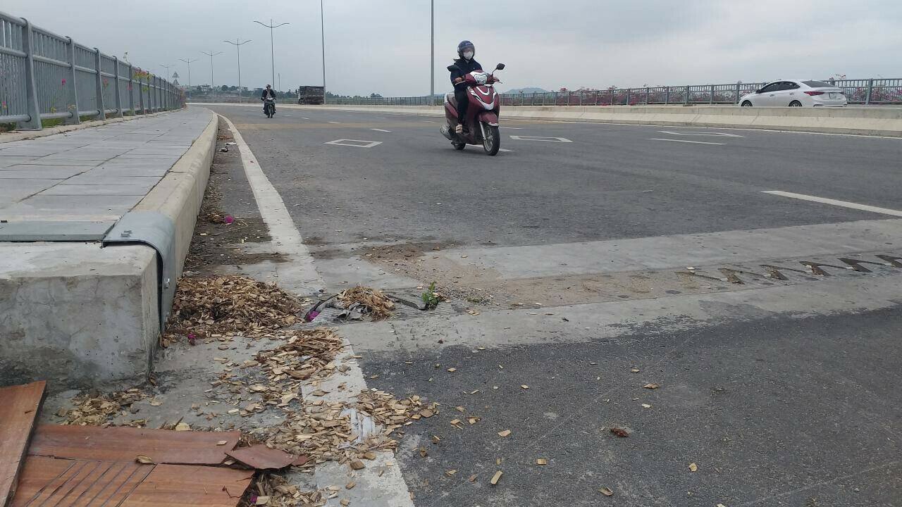 Dăm gỗ rơi kín cầu Tình Yêu, TP Hạ Long có nguy cơ ảnh hưởng đến người điều khiển xe thô sơ, xe máy.