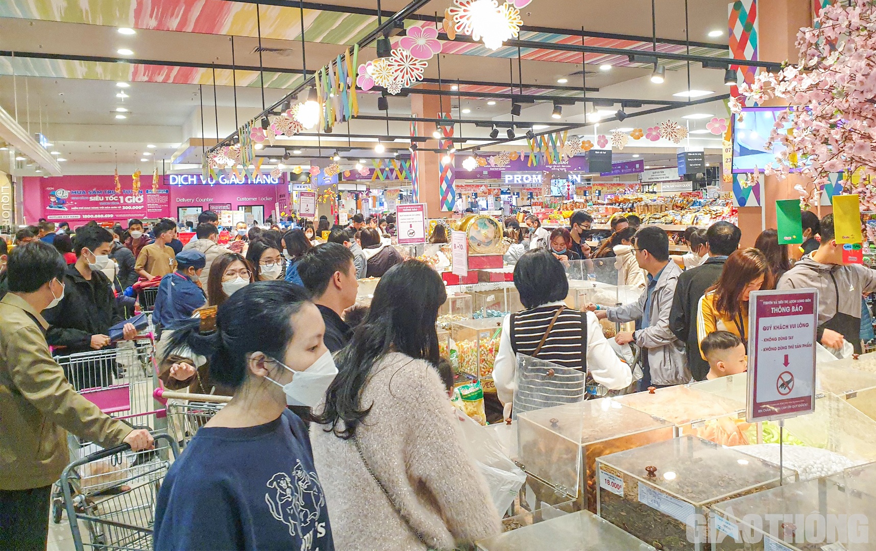 Được biết, hệ thống AEON Việt Nam sẽ mở bán xuyên Tết để phục vụ nhu cầu mua sắm, vui chơi giải trí của người dân. Theo đó, ngày mùng 1 tết, AEON mở cửa từ 11h trưa đến 22h. Từ mùng 2 Tết mở cửa theo khung giờ bình thường.
