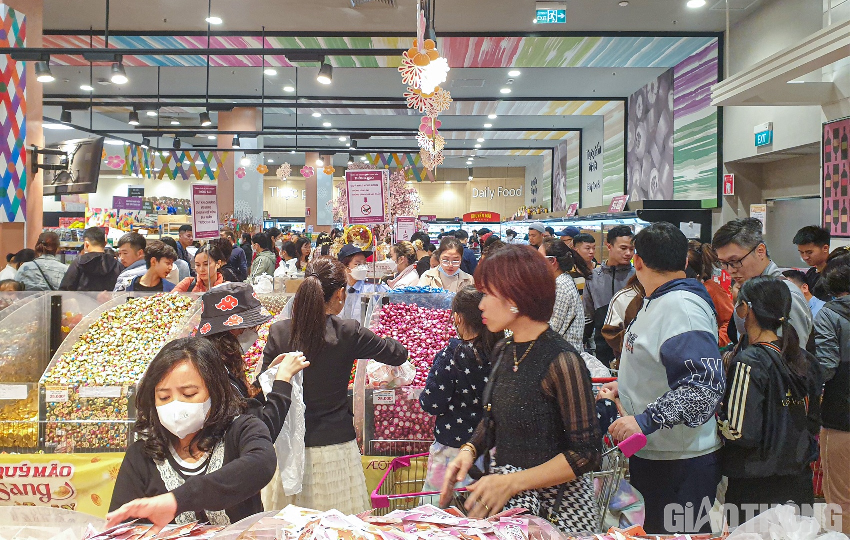 Tương tự, tại siêu thị AEON Mall Long Biên cũng chật ních người mua sắm Tết.