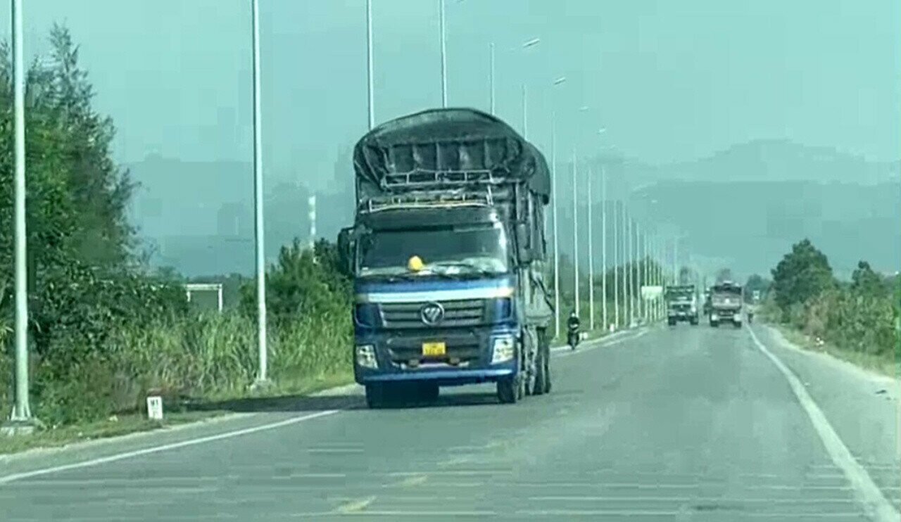 Trao đổi với PV Báo Giao thông về thực trạng xe chở gỗ vượt quá thành thùng và dăm gỗ nghi quá tải, gây ô nhiễm môi trường, ông Nguyễn Thiên Vương, Chánh Văn phòng Ban ATGT tỉnh Quảng Ninh cho biết: "Thực tế thì thời gian qua, các cơ quan chức năng cũng đã tiến hành xử lý nhiều trường hợp vi phạm liên quan đến xe chở gỗ keo, dăm gỗ. Chúng tôi sẽ trao đổi với các lực lượng chuyên trách tiếp tục kiểm tra, xử lý nghiêm các trường hợp vi phạm".