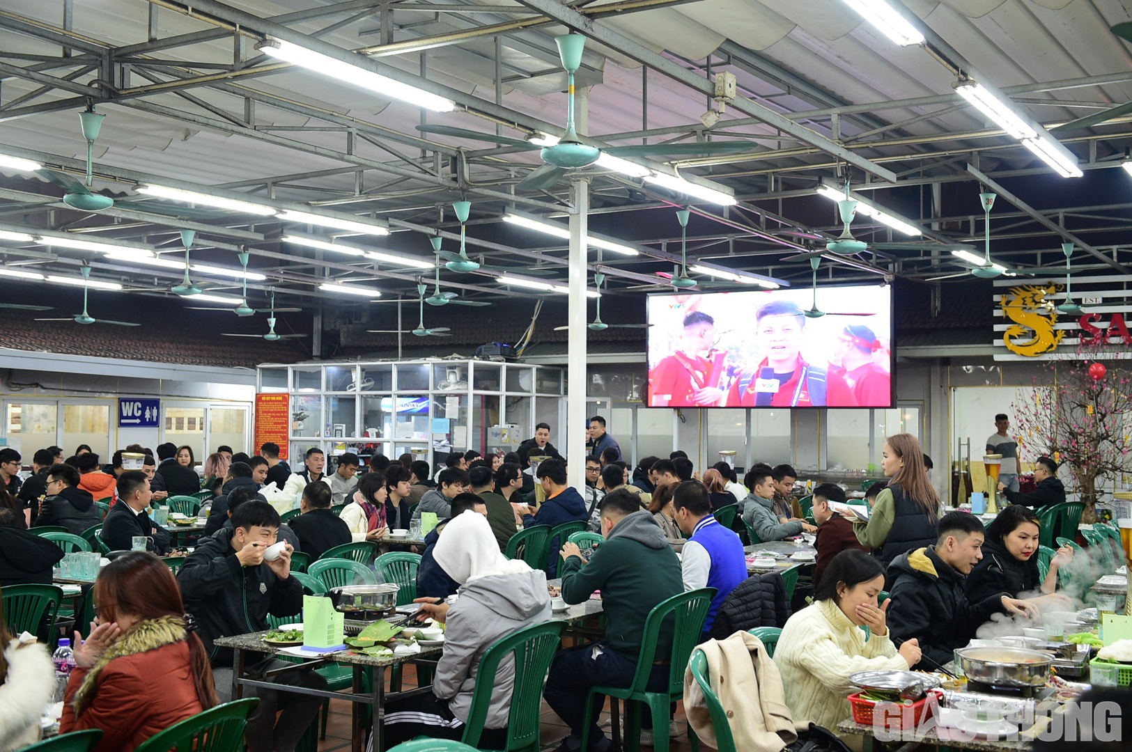 Tối 16/1, trận chung kết lượt về AFF Cup 2022 giữa Việt Nam và Thái Lan đã diễn ra. Theo ghi nhận của PV Báo Giao thông, rất đông người dân đã đổ về các hàng quán để cổ vũ cho đội tuyển từ quê nhà.