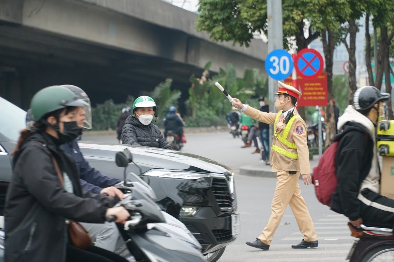 Cụ thể, chiều 16/1 (tức 25 Tết) trong vòng hơn một tiếng, Đội CSGT số 6 đã xử lý 5 trường hợp xe khách dừng đỗ đón trả khách không đúng nơi quy định, chạy "rùa bò" trên đường Phạm Hùng.