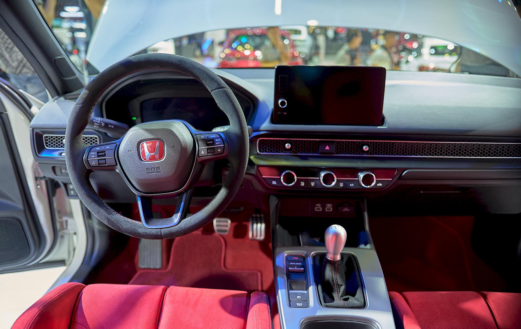 Vô lăng bọc da lộn chỉnh 4 hướng, tích hợp phím chức năng, bảng đồng hồ kỹ thuật số 10,2 inch, gương chiếu hậu chống chói tự động, màn hình cảm ứng trung tâm 9 inch