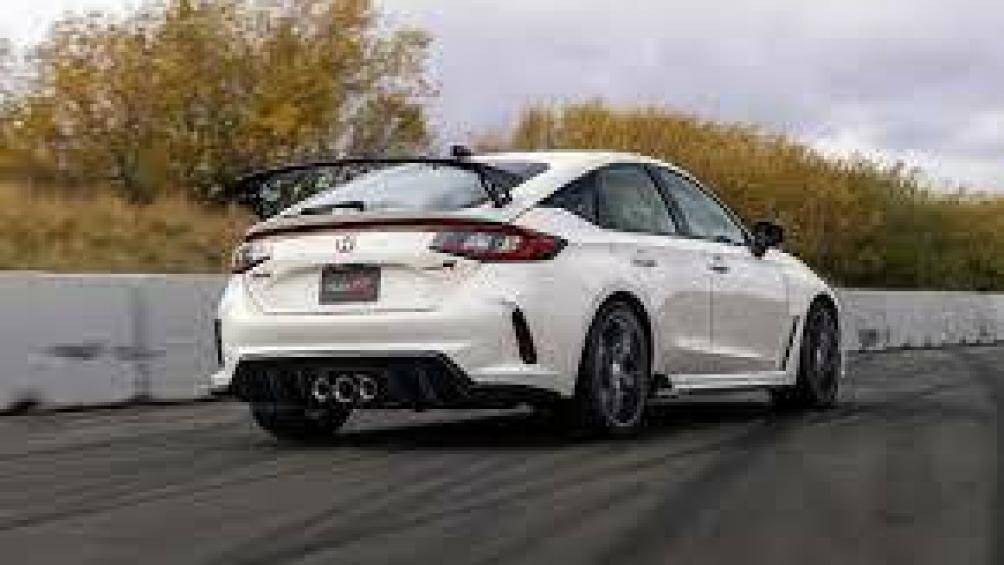 Khối động cơ này sản sinh công suất tối đa 315 mã lực và mô-men xoắn cực đại 420 Nm cùng với đó là 4 chế độ lái Comfort, Sport, Individual và +R